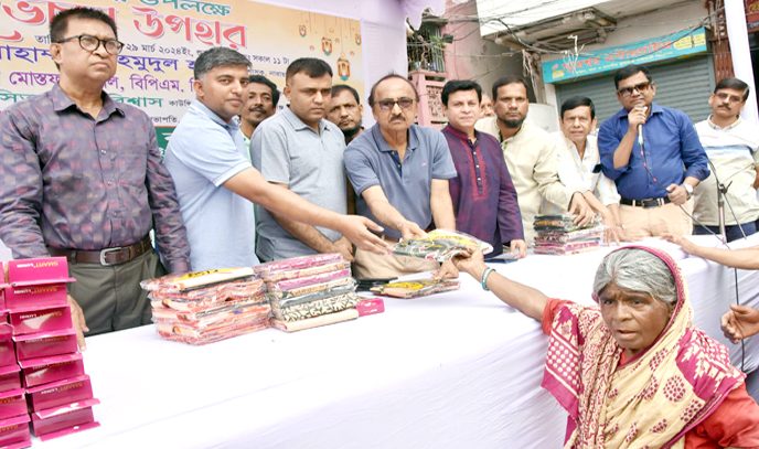 ঈদ উপলক্ষে নিতাইগঞ্জে গরীব অসহায়দের মাঝে শাড়ি ও লুঙ্গি বিতরণ