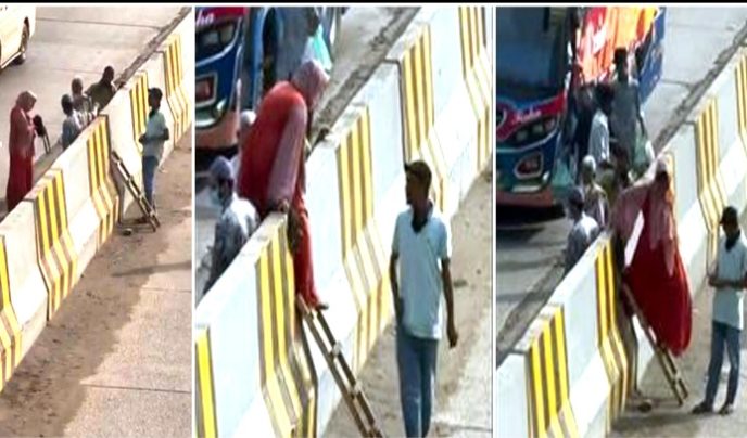 সিদ্ধিরগঞ্জে ৫ টাকায় মই দিয়ে ঝুঁকি নিয়ে মহাসড়কের ডিভাইডার পার