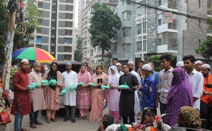 স্বপ্নকথা ফাউন্ডেশনের  উদ্যোগে হতদরিদ্রদের মাঝে ইফতার বিতরণ