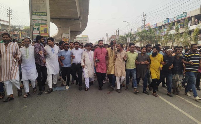 রূপগঞ্জে ইউপি  চেয়ারম্যানের উপর হামলার প্রতিবাদে মহাসড়ক অবরোধ ও বিক্ষোভ মিছিল