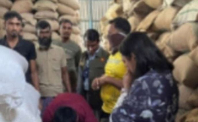 সোনারগাঁয়ে মোবাইল কোর্ট পরিচালনা করে    মুড়ি ফ্যাক্টরীকে পাঁচ লাখ টাকা জরিমানা