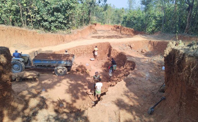 রূপগঞ্জে প্রকাশ্যে দিবালোকে বন বিভাগের জমির মাটি যাচ্ছে ইটের ভাটায়