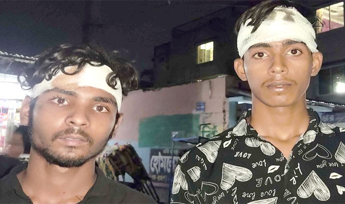 ফতুল্লায় দুই শ্রমিককে কুপিয়ে হত্যার চেষ্টার ঘটনায় মামলা নেয়নি পুলিশ