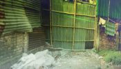 ডেমরায় ১৫ বছরের পুরনো রাস্তা বন্ধ করে উঁচু দেয়াল নির্মাণ।