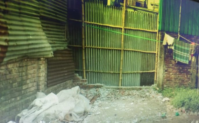 ডেমরায় ১৫ বছরের পুরনো রাস্তা বন্ধ করে উঁচু দেয়াল নির্মাণ।