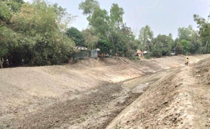 সিরাজগঞ্জের রায়গঞ্জে বিএডিসির খাল খনন এলাকার কৃষকের মাঝে বইছে আনন্দের জোয়ার