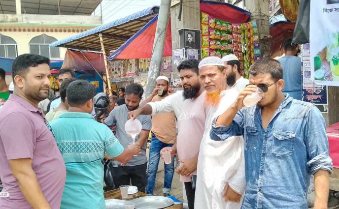 সোনারগাঁয়ে তীব্র গরমে পথচারীদের জন্য লেবুর শরবত  বিতরণ বিজয় ধ্বনি যুব সংঘের
