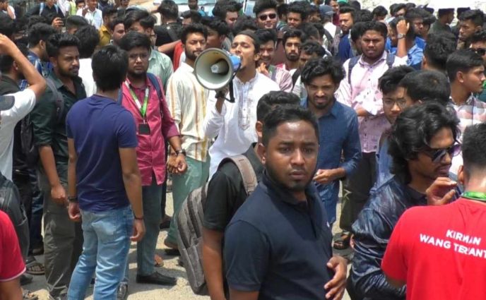 রূপগঞ্জে ৬ দফা দাবীতে সড়ক অবরোধ করে শিক্ষার্থীদের বিক্ষোভ