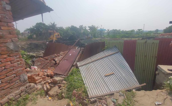 সোনারগাঁয়ে বেপরোয়া মহিউদ্দিন পেপার মিলস, বিলিং ঘর ধসে পড়ে ১০ লাখ টাকার ক্ষতি