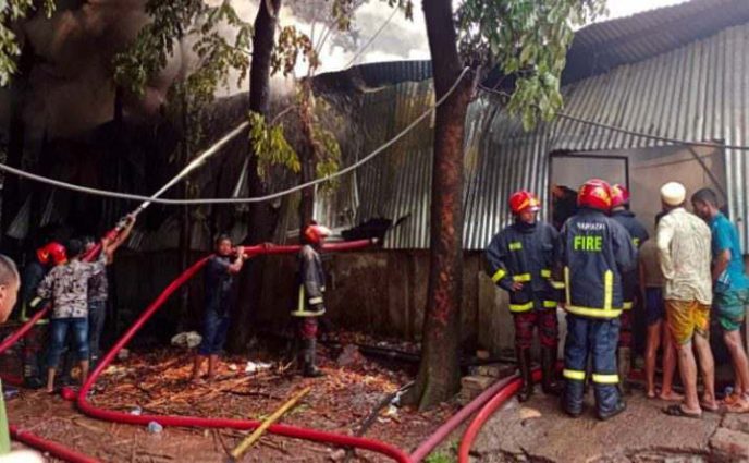 আড়াইহাজারে ব্যাটারি তৈরীর কারখানায় অগ্নিকান্ড