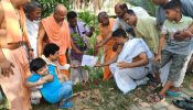 রূপগঞ্জে শ্রী জয়পতাকা স্বামী গুরু  মহারাজ্যের জন্মদিনে বৃক্ষরোপন