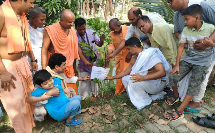 রূপগঞ্জে শ্রী জয়পতাকা স্বামী গুরু  মহারাজ্যের জন্মদিনে বৃক্ষরোপন