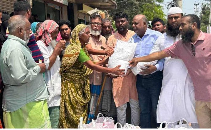 রূপগঞ্জে অসহায় দুস্থদের  মাঝে ঈদসামগ্রী বিতরণ