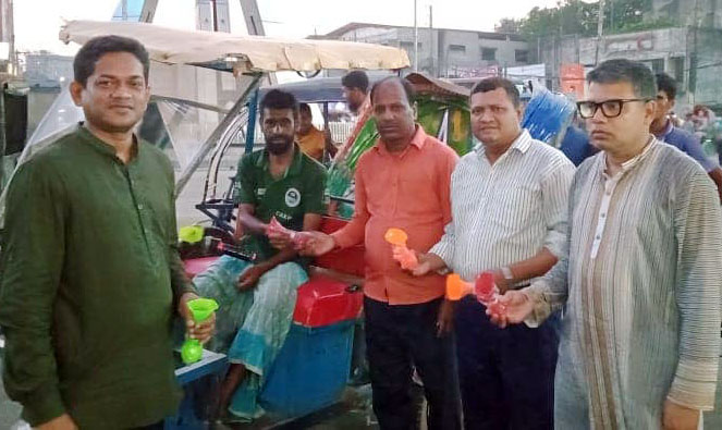 আন্তর্জাতিক শব্দ সচেতনতা দিবসে ম্যানুয়াল হর্ণ বিতরণ করলো পরিবেশ রক্ষা উন্নয়ন সোসাইটি