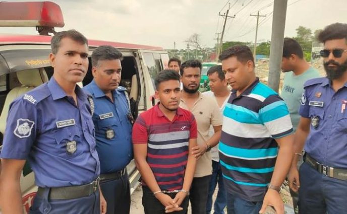 সোনারগাঁয়ে অ্যাম্বুলেন্সে মিলল  দুই কোটি টাকার ইয়াবা আটক ১