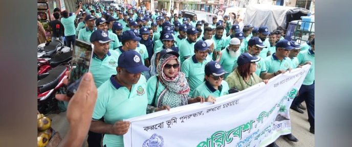 বিশ্ব পরিবেশ দিবস উপলক্ষে ওয়ারী বিভাগের ট্রাফিক পুলিশের বৃক্ষরোপণ কর্মসূচি ও র‍্যালী।