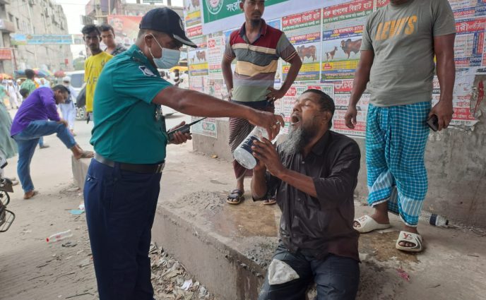 রাজধানী ডেমরা জোনের ট্রাফিক ইন্সপেক্টর মৃদুল পালের সেবা-যত্নে রক্ষা পেলো বৃদ্ধ লোকের প্রাণ।