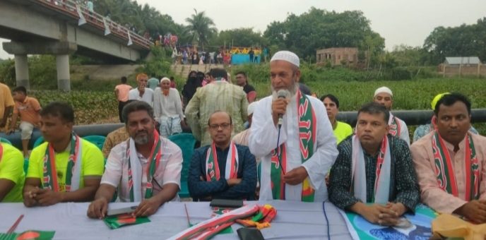 দূষণ মুক্ত নদীর দাবীতে ব্রম্মপুত্র নদে গন গোসল অনুষ্ঠিত ।