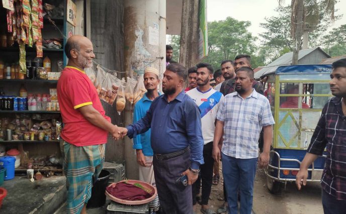 জনগণের কাছে ভোট চেয়ে বেড়াচ্ছে মেয়র রফিকুল ইসলাম রফিক