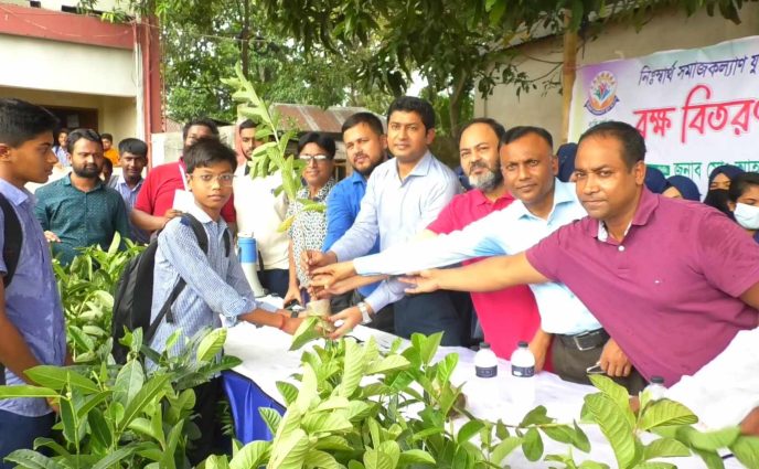রূপগঞ্জে নিঃস্বার্থ সমাজ কল্যান যুব সংগঠনের ৪ বছর পুর্তি উপলক্ষ্যে শিক্ষার্থীদের মাঝে বৃক্ষ  বিতরণ
