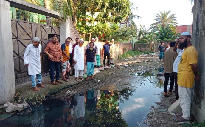 ফতুল্লার হাজীগঞ্জে জলাবদ্ধ ভাঙা রাস্তা পরিদর্শন করলেন চেয়ারম্যান ফাইজুল ইসলাম
