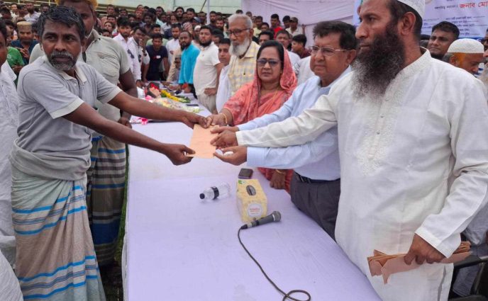 রূপগঞ্জের তিন চাকার পরিবহনের  চালকদের মধ্যে নগদ অর্থ বিতরণ