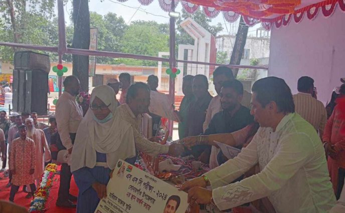 সোনারগাঁয়ে কৃতি শিক্ষার্থীদের সংবর্ধনা দিলো এমপি কায়সার