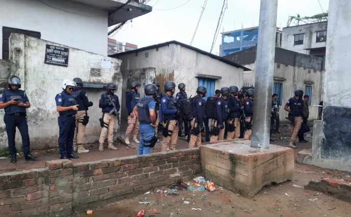 রূপগঞ্জে   জঙ্গি আস্তানা সন্দেহে বাড়ি ঘেরাও