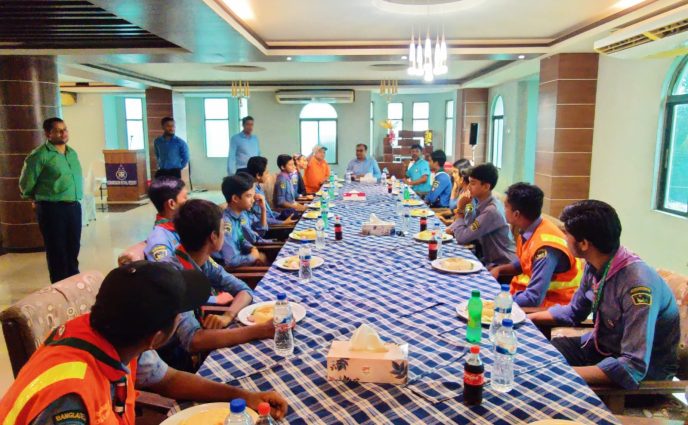 ট্রাফিকের দায়িত্বে থাকা শিক্ষার্থীদের খাবার দিলেন সোনারগাঁ রয়েল রিসোর্ট
