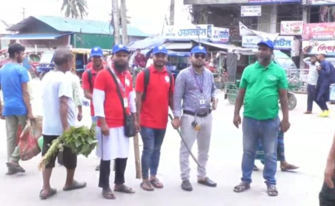 রূপগঞ্জে ট্রাফিক নিয়ন্ত্রণ ও পরিচ্ছন্নতায় শিক্ষার্থীদের পাশে সাংবাদিকরা
