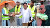 সিদ্ধিরগঞ্জের সড়কে ট্রাফিকের দায়িত্ব পালনরত শিক্ষার্থীদের মাঝে খাবার বিতরন করলেন কাউন্সিলর সাদরিল