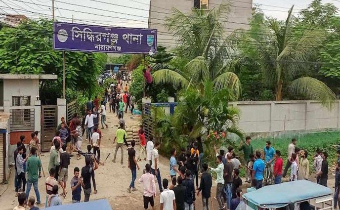 সিদ্ধিরগঞ্জ থানায় লুটপাট-ভাঙচুর ও অগ্নিসংযোগের ঘটনায় মামলা
