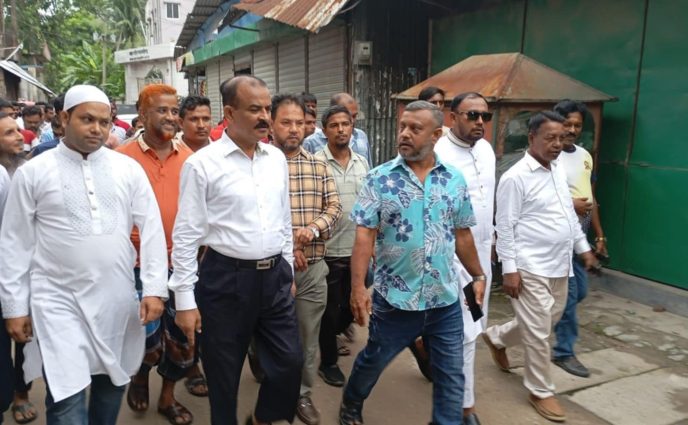 রূপগঞ্জে আওয়ামীলীগ সমর্থিত মেয়রকে শেল্টার দিয়ে বিএনপি নেতাদের এলাকায় মহড়া
