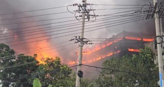 রূপগঞ্জে গাজী টায়ার কারখানায় ভয়াবহ আগুন, নিয়ন্ত্রনে কাজ করছে ১২টি ইউনিট