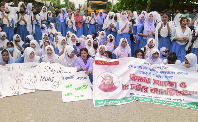 আদর্শ উচ্চ বিদ্যালয়ের প্রধান শিক্ষকের পদত্যাগের দাবিতে বিক্ষোভ