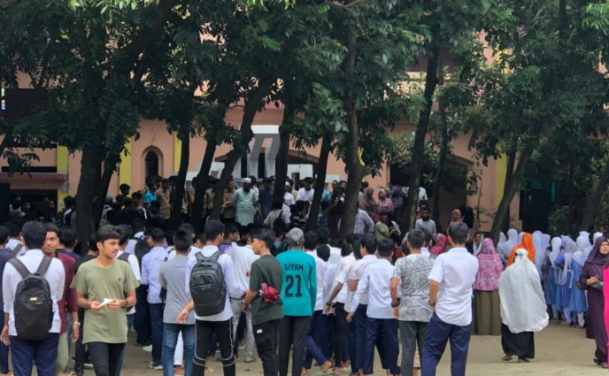ম্যানেজিং কমিটি বাতিল ও প্রধান শিক্ষকের অপসারণ দাবিতে সিদ্ধিরগঞ্জে শিক্ষার্থীদের আন্দোলন