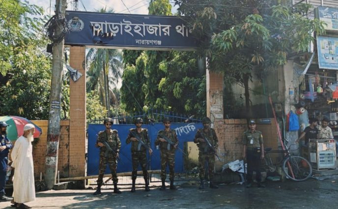 সেনাবাহিনী নিরাপত্তা দিচ্ছে আড়াইহাজার থানাকে