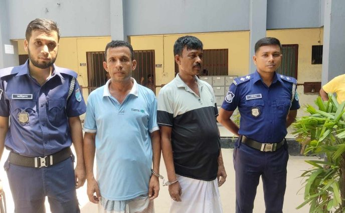 রূপগঞ্জে সেনা বাহীনির অভিযানে দুই চাঁদাবাজ গ্রেফতার