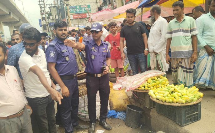 রূপগঞ্জে ফুটপাত দখল মুক্ত করতে উচ্ছেদ অভিযান