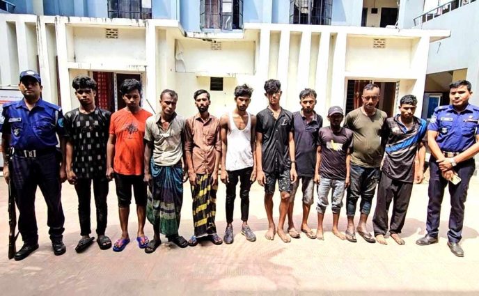রূপগঞ্জে গাজী টায়ার কারখানায়  আগুন ও মালামাল লুট করার সময় আটক ১০