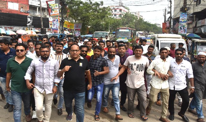রিয়াদ-আপনের নেতৃত্বে শহরে সদর থানা যুবদলের শোডাউন