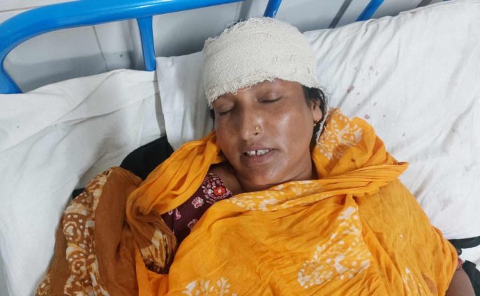 সোনারগাঁয়ে গৃহবধূকে কুপিয়ে জখম,থানায় অভিযোগ 