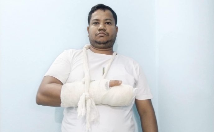 রূপগঞ্জে দাবিকৃত চাঁদার টাকা না পেয়ে ব্যবসায়ীর উপর হামলা \ লুটপাট