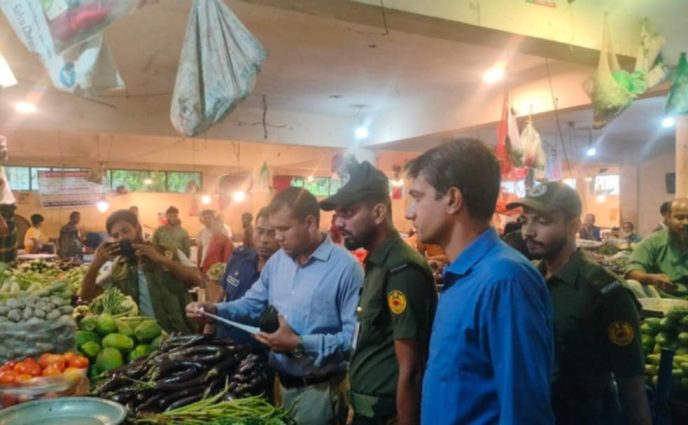 আড়াইহাজারে মূল্য তালিকা না থাকায় ৩ দোকানীকে অর্থদন্ড