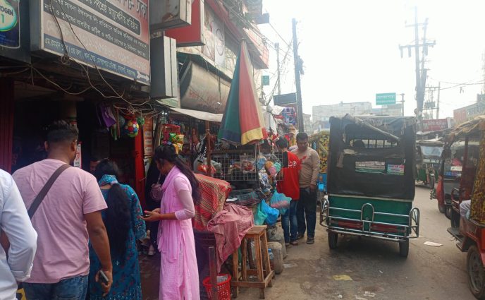 সোনারগাঁ গ্রান্ড ট্রাঙ্ক সড়ক -ফুটপাত সবই মার্কেট মালিকদের দখলে