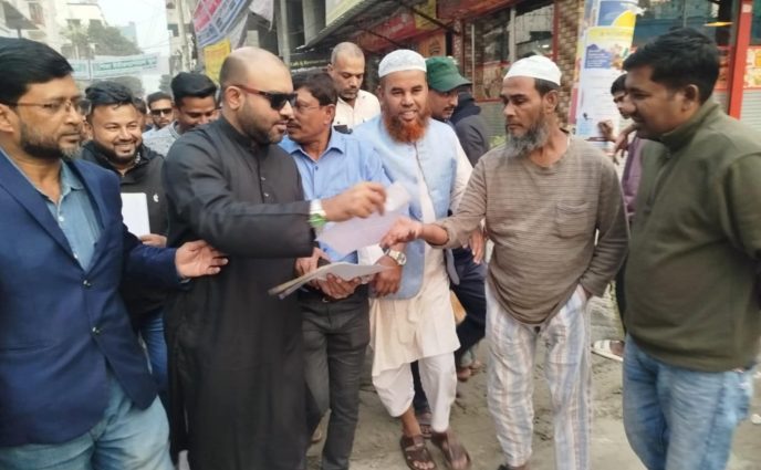 সিদ্ধিরগঞ্জে ৩নং ওয়ার্ডে রাষ্ট্র কাঠামো মেরামতে ৩১ দফার লিফলেট বিতরণ ও মতবিনিময় করলেন সাদরিল