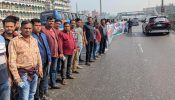 লং মার্চকে স্বাগত জানাতে কৃষকদল নেতা তৈয়মের   নেতৃত্বে মহাসড়কে নেতাকর্মীদের অবস্থান