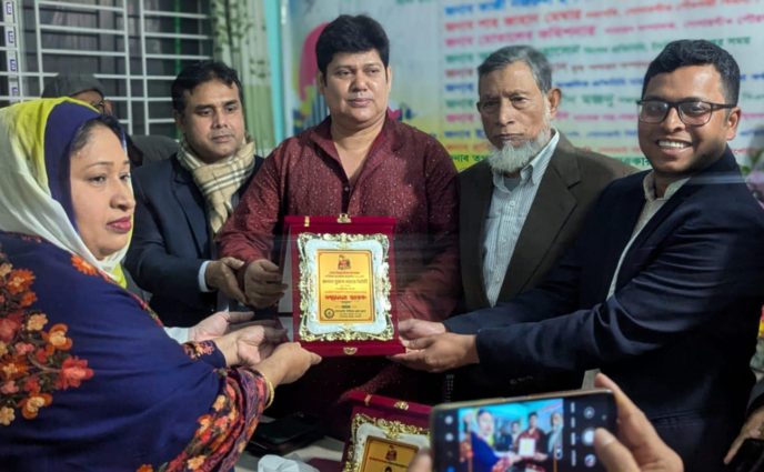 সোনারগাঁ মিডিয়া প্রেসক্লাবের গুণীজনদের  সম্মাননা স্মারক প্রদান