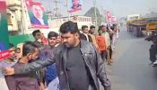 লং মার্চকে স্বাগত জানাতে ছাত্রদল নেতা মোবারক হোসাইনের নেতৃত্বে মহাসড়কে নেতাকর্মীদের অবস্থান