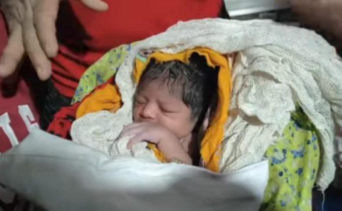 সোনারগাঁ মোগড়াপাড়ায় ময়লার স্তূপ থেকে একদিনের কন্যা শিশু উদ্ধার